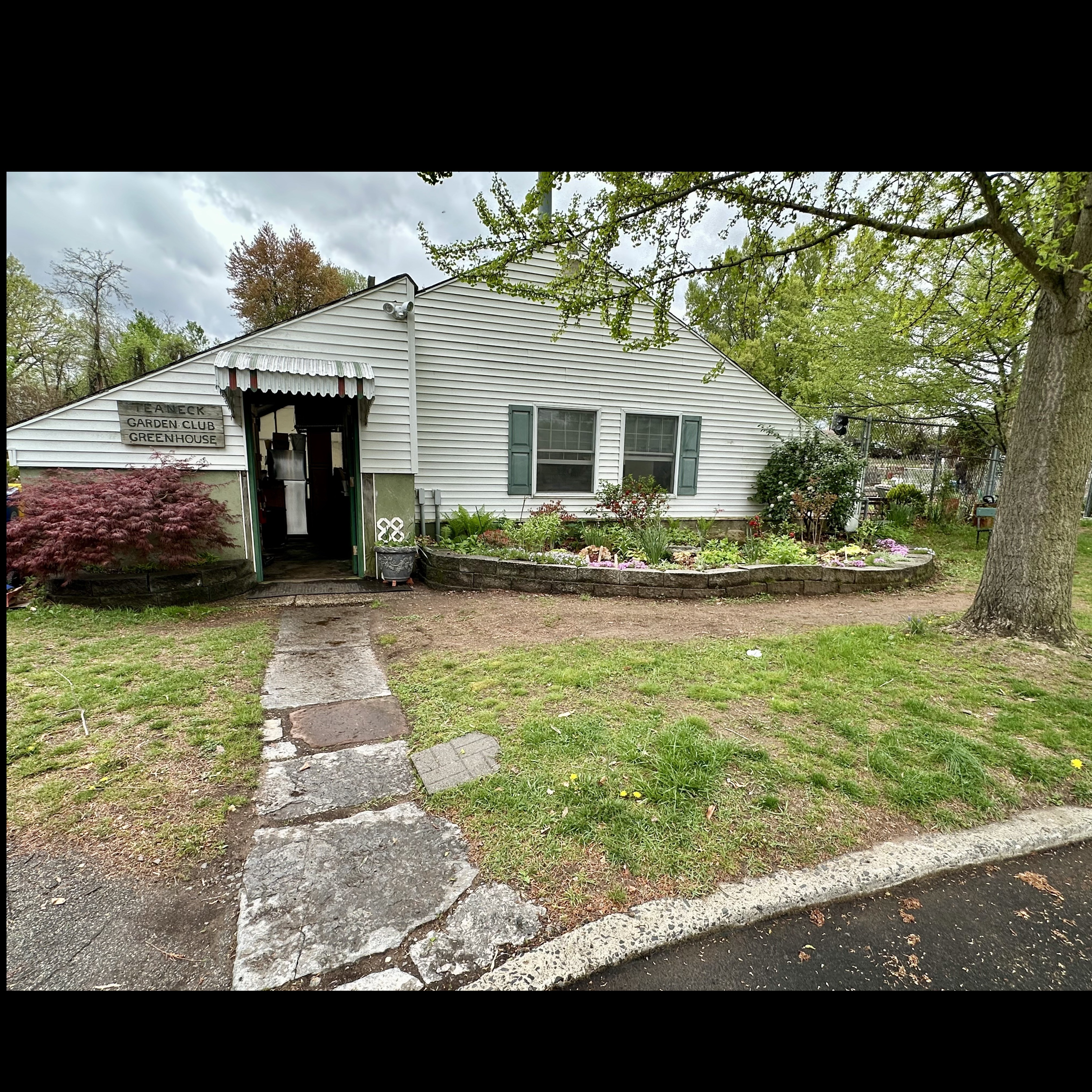 Garden Club of Teaneck logo