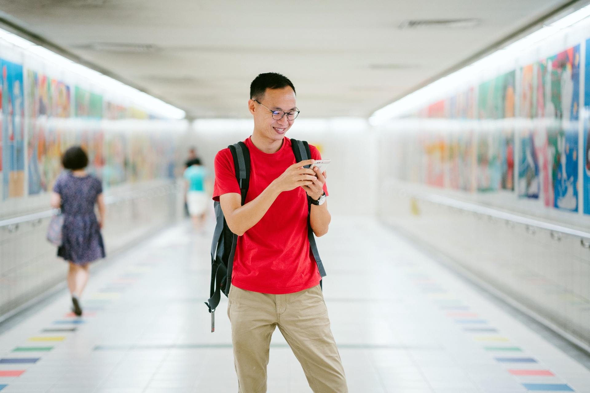 backpack-blur-eyeglasses-1125023