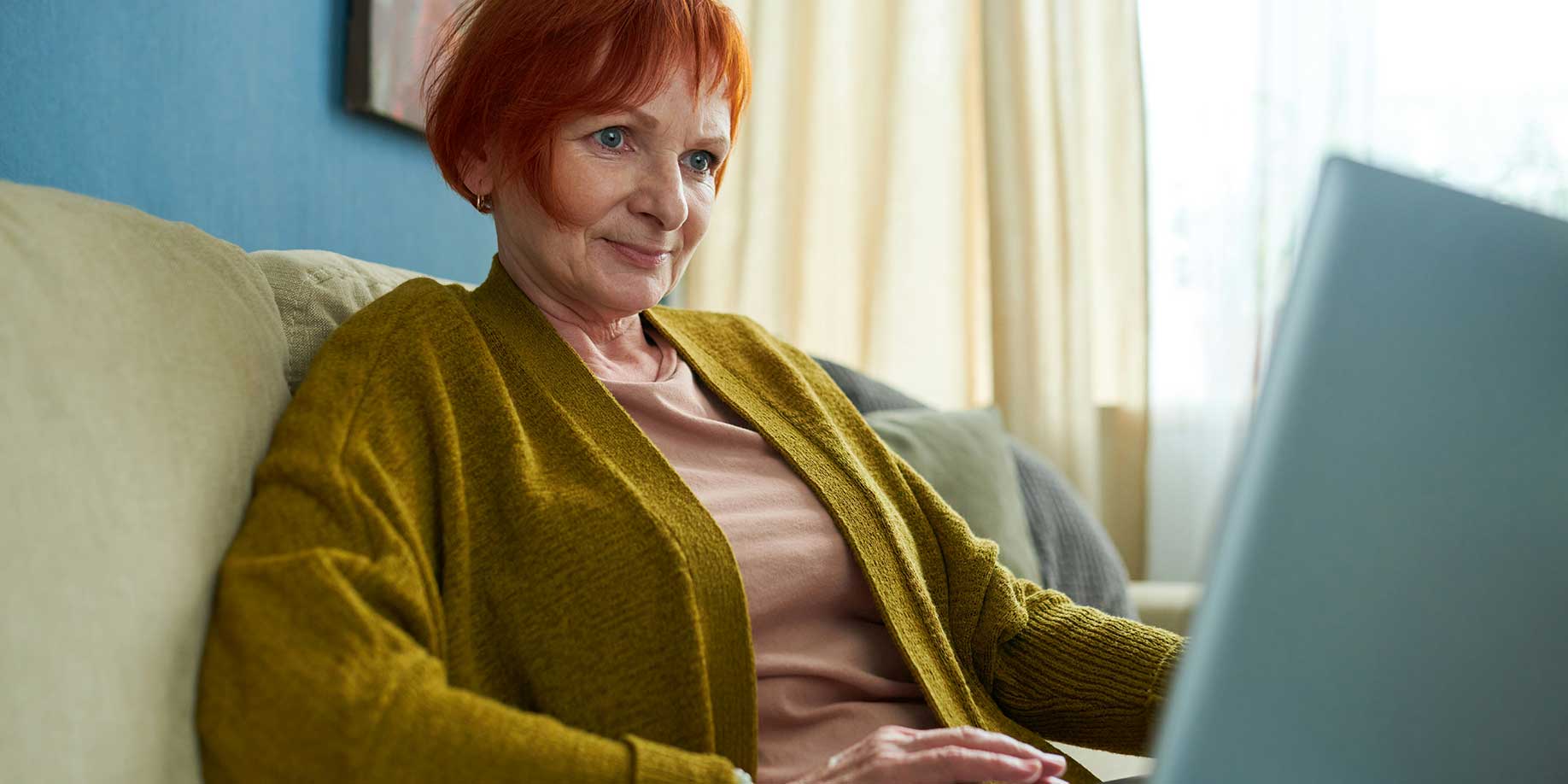 Woman setting up a DAF with a laptop