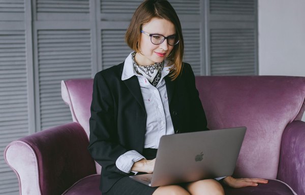 A person using a laptop to contribute to her donor advised fund