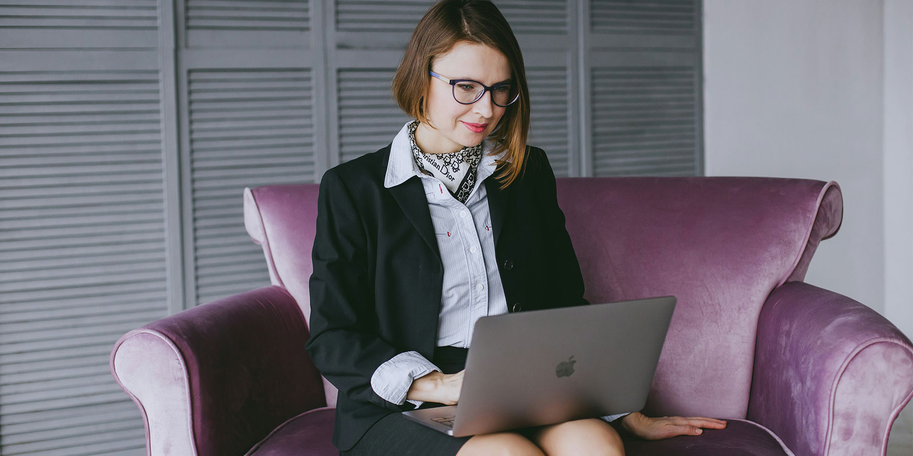 A person using a laptop to contribute to her donor advised fund