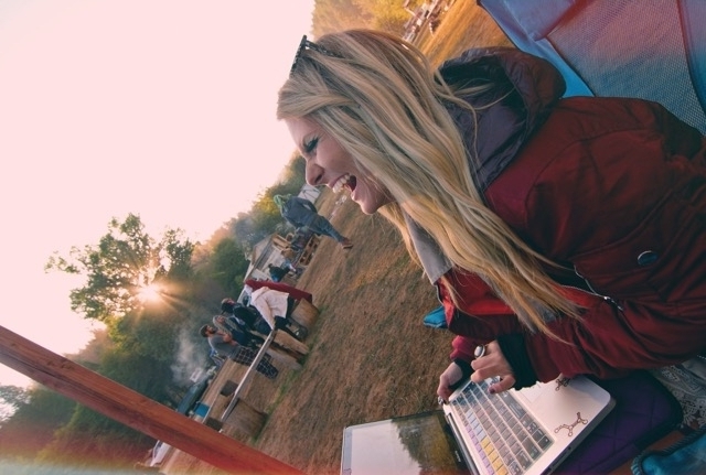 Femme souriant avec un ordinateur portable