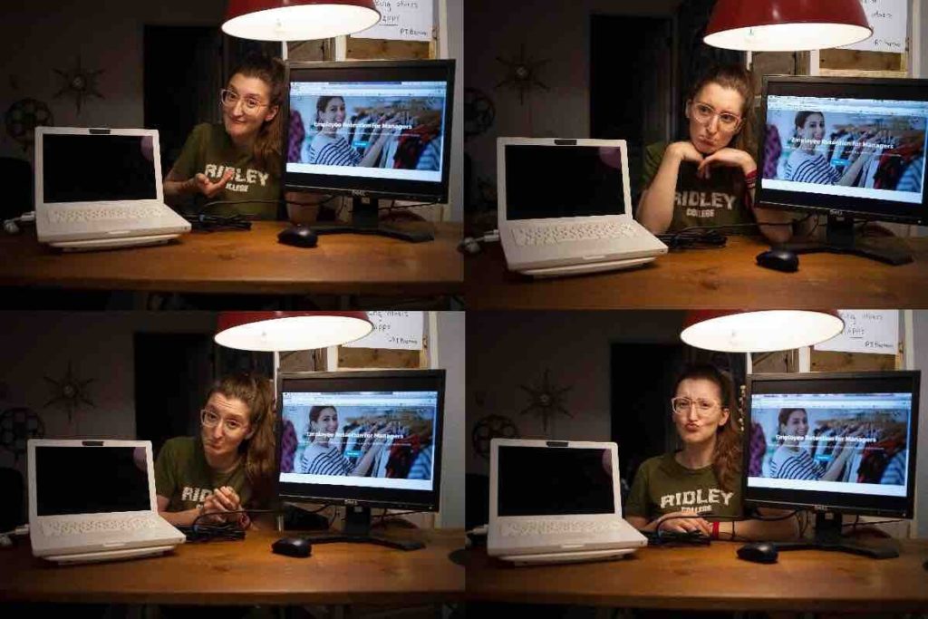 Femme posant avec un ordinateur