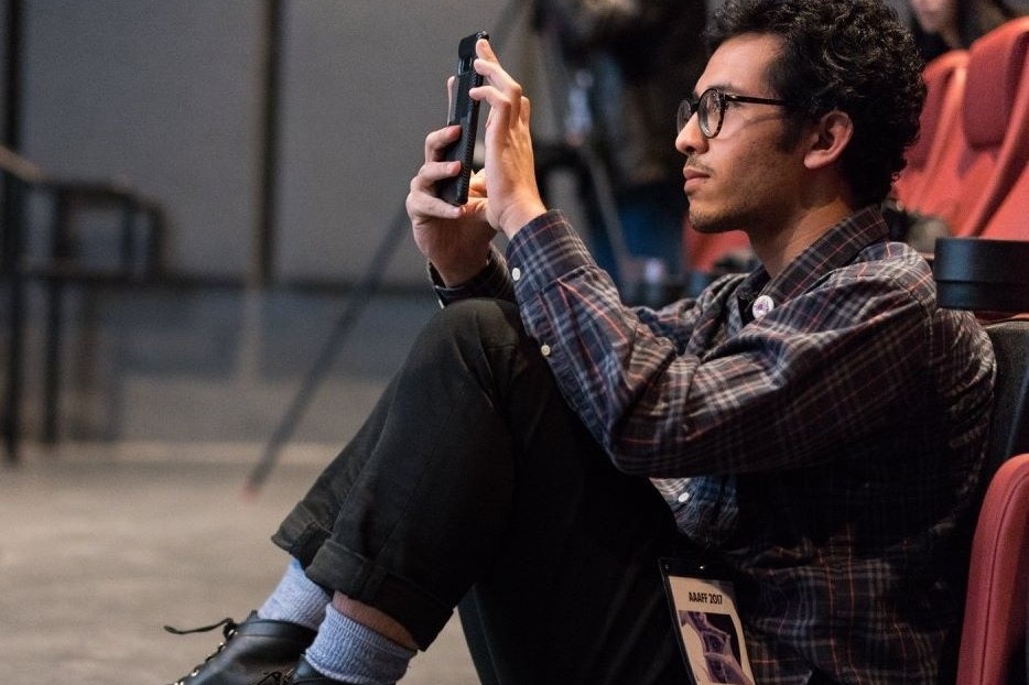 Homme sur un téléphone