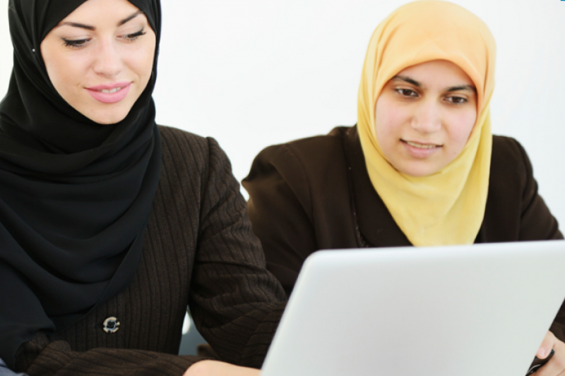 Deux femmes sur un ordinateur portable