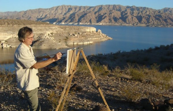 un homme qui peint face au lac