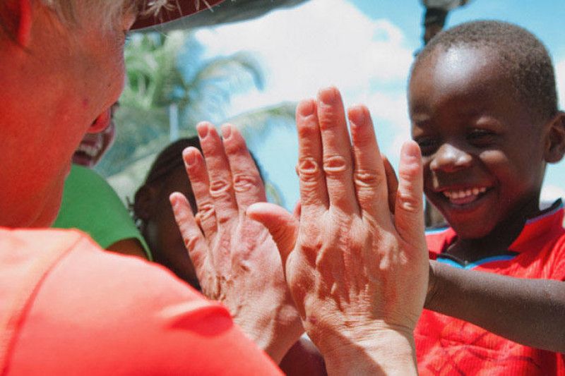 Homme et petit garçon se tapant dans les mains