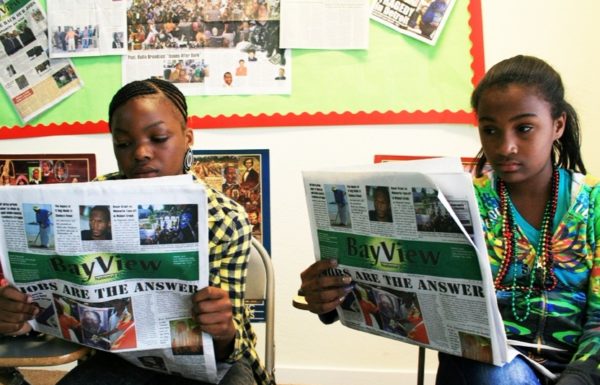 deux personnes lisant le journal