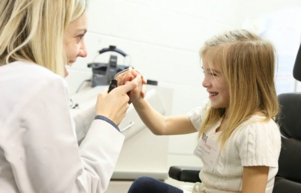 enfant avec un médecin