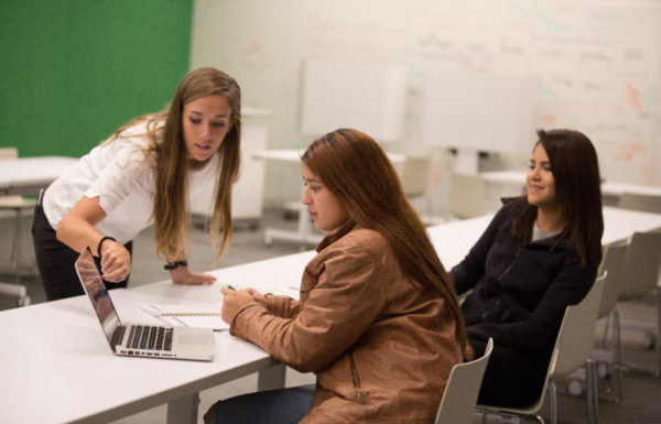 groupe de jeunes filles qui travaillent