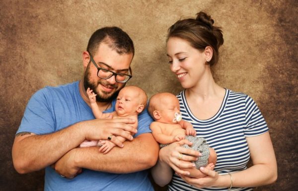 deux parents avec leurs jumeaux