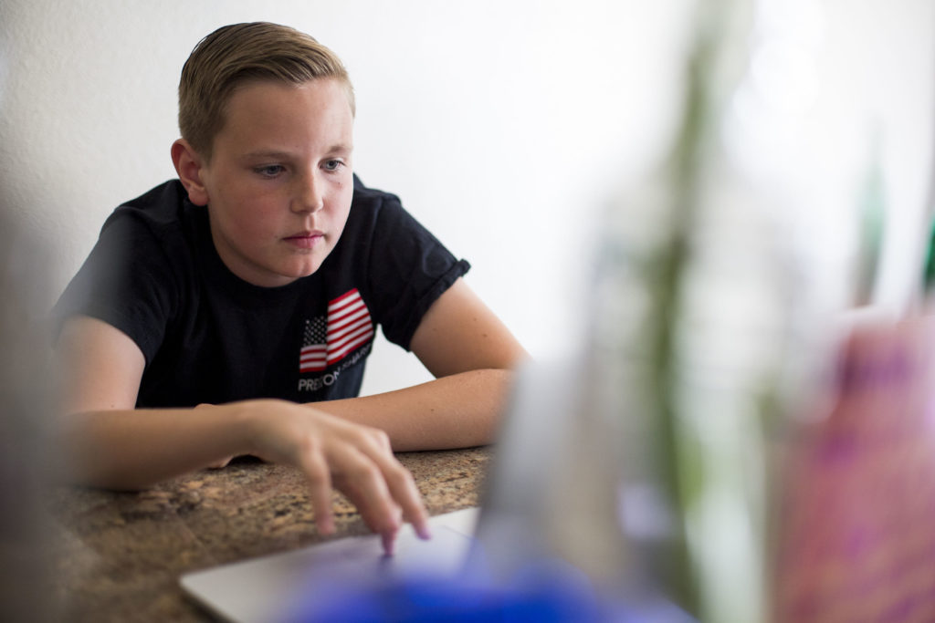 Jeune garçon sur un ordinateur portable