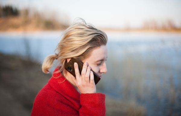 Person, die mit ihrem Handy telefoniert