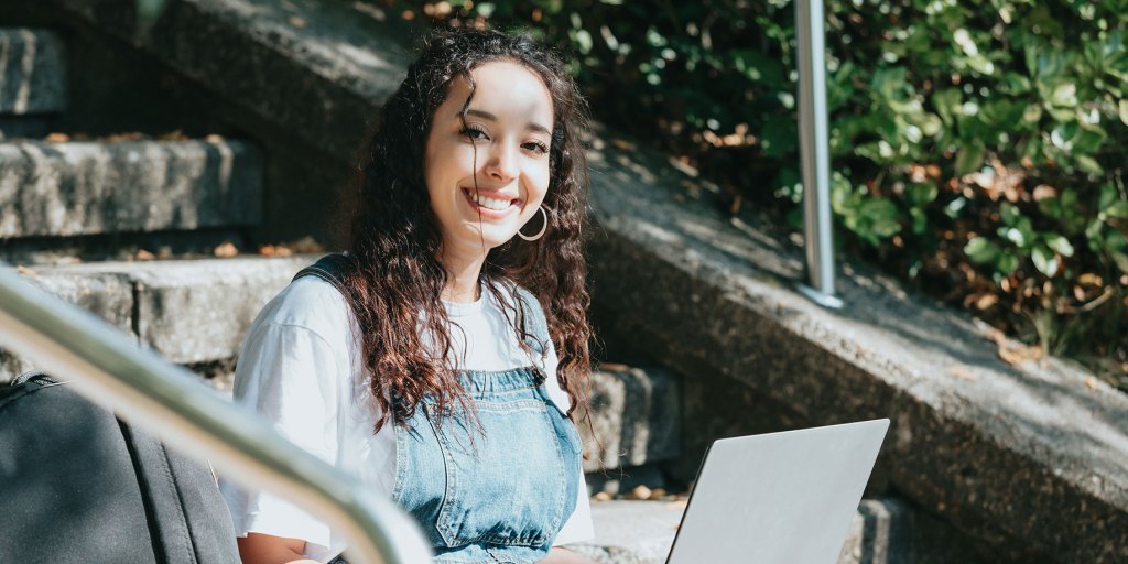 une femme utilisant un ordinateur portable