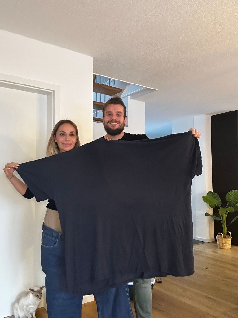 Michael Mehler hält grosses T-Shirt