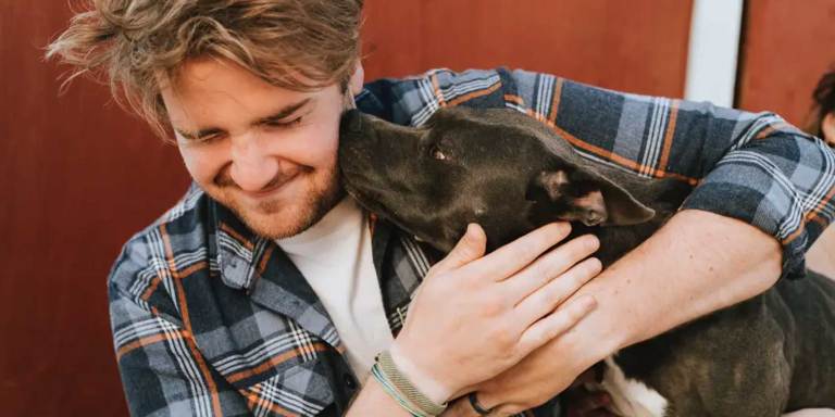 Ein Besitzer mit seinem Hund