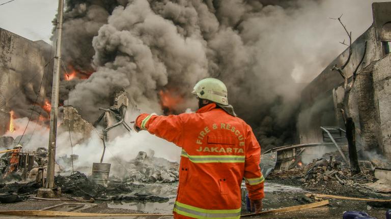Erdbeben Feuerwehrmann hilft