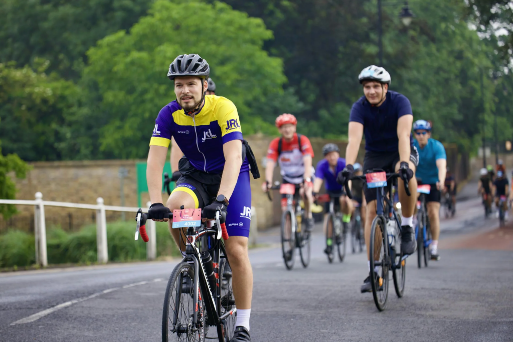 ein Team von Radfahrern die Rad fahren