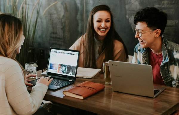 Kollegen arbeiten an Laptops