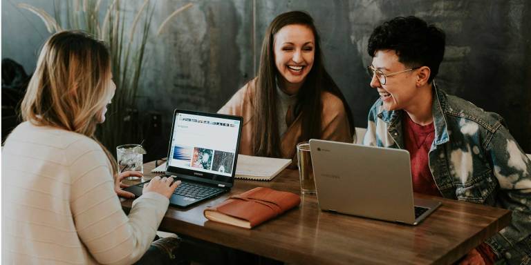 Kollegen arbeiten an Laptops