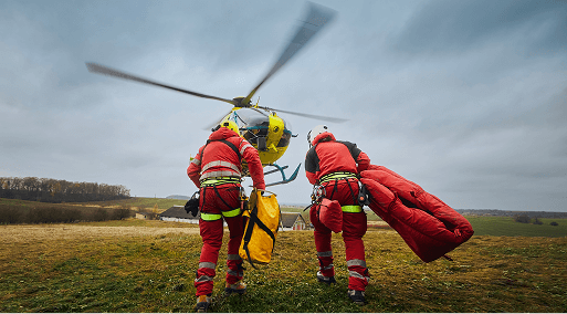 Rettungskräfte, die auf einen Hubschrauber zugehen