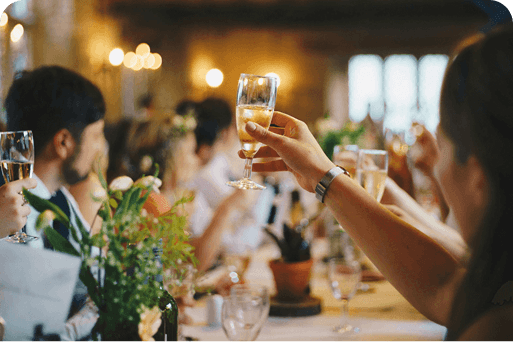 ein Hochzeits-Toast mit Freunden und Familie