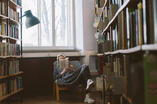 eine Person in einer Bibliothek