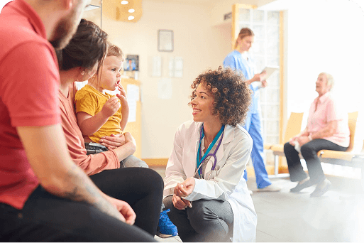 Una médica hablando con una familia