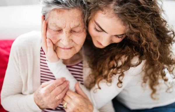 Una nieta abrazando a su abuela