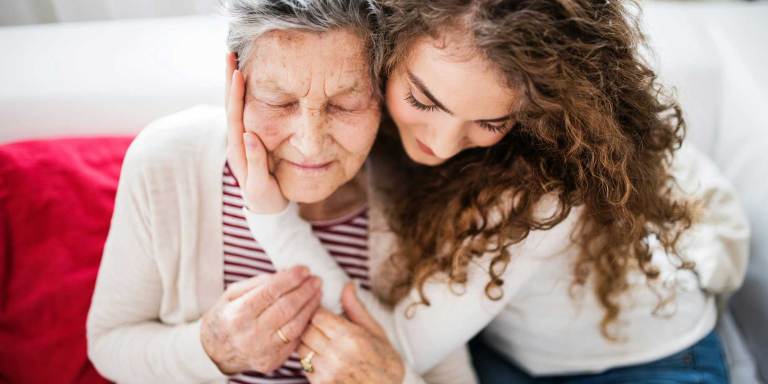 Una nieta abrazando a su abuela