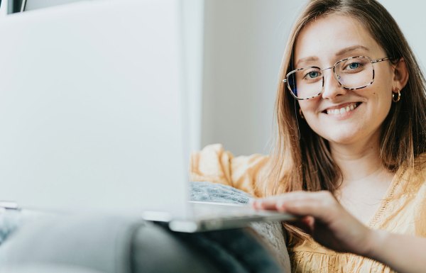 Una mujer sonriente frente al ordenador