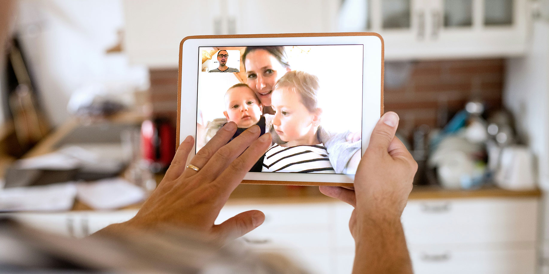 Persona tomando una foto con una tableta