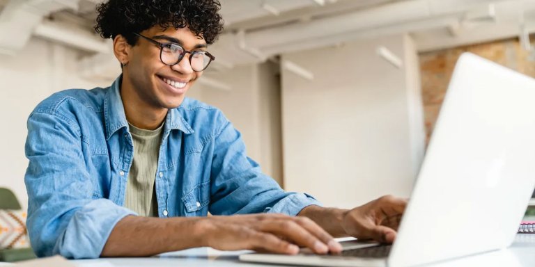 Persona usando una laptop para actualizar una recaudación de fondos
