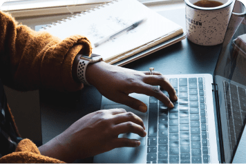 las manos sobre el teclado