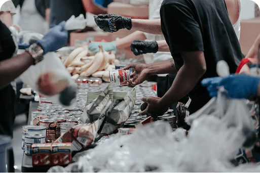 un voluntario en un banco de alimentos