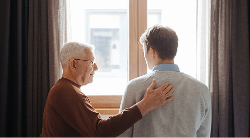 Un abuelo consolando a su nieto