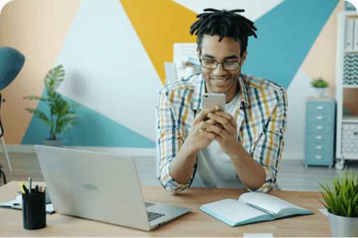 Un estudiante usando una computadora portátil