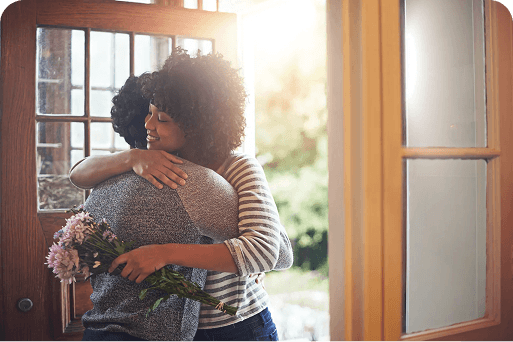 una pareja abrazándose