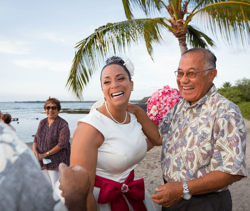 una novia sonriendo junto a su papá