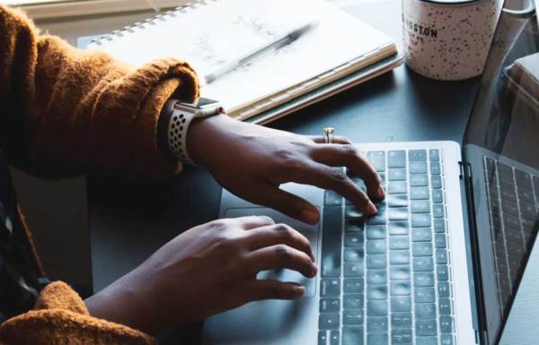 Les mains sur le clavier
