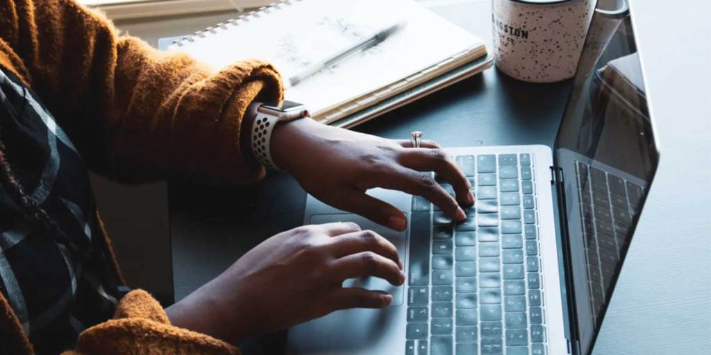 Les mains sur le clavier