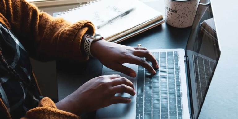 Les mains sur le clavier