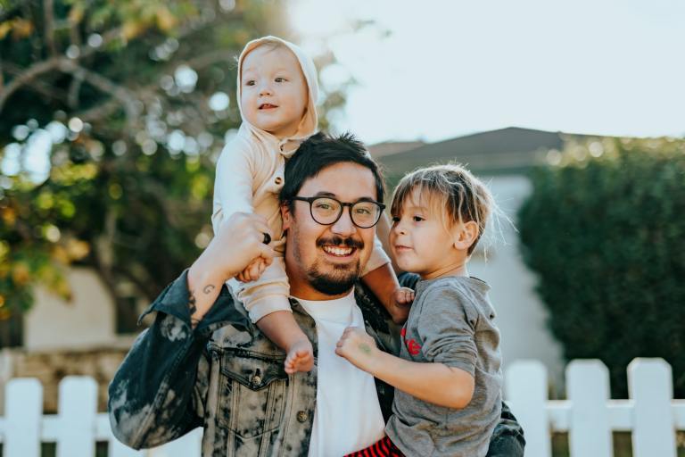 Une personne tenant deux enfants