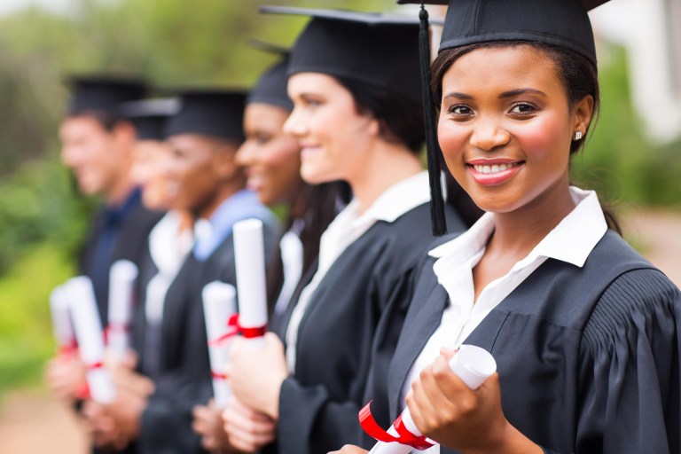 Un diplômé universitaire assiste à la remise des diplômes avec ses camarades de classe