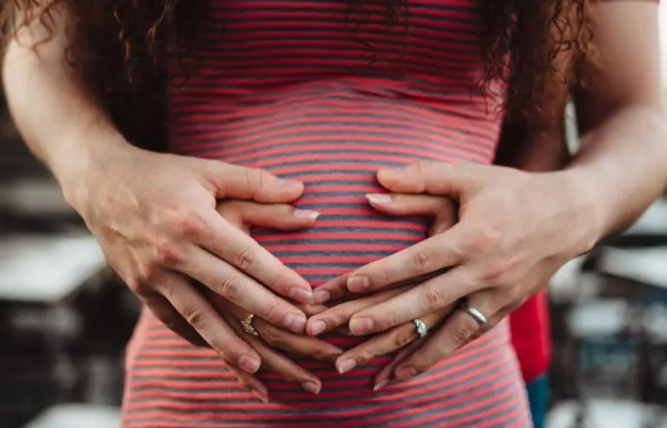 un couple tenant le ventre d'une femme enceinte