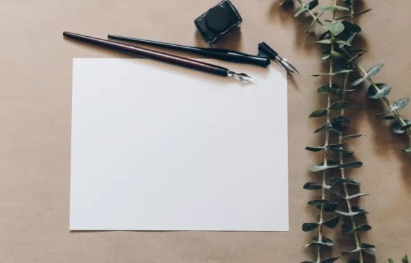 un stylo et du papier