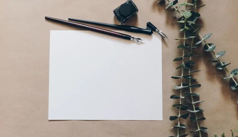 un stylo et du papier