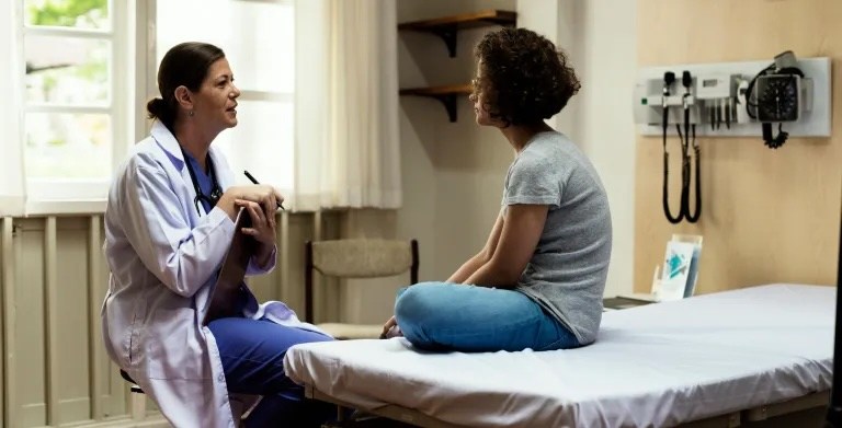 une patiente en train de parler à son médecin