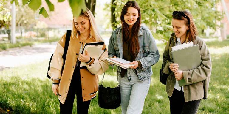 des étudiants qui se rendent à pied à leur cours