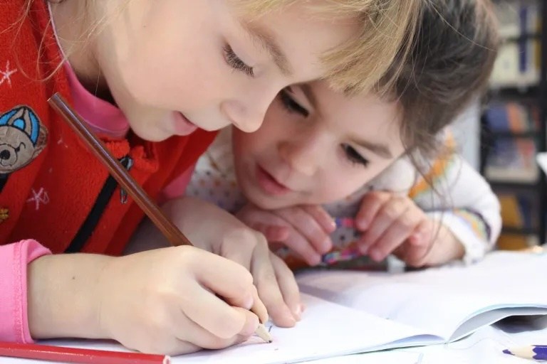 des enfants qui font leurs devoirs ensemble